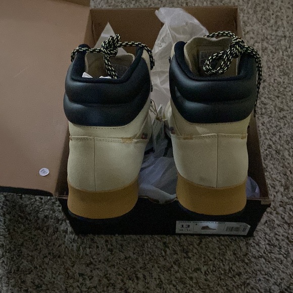 Brand new Adidas Terrex Snowpitch for men. Size 13 - Picture 4 of 9